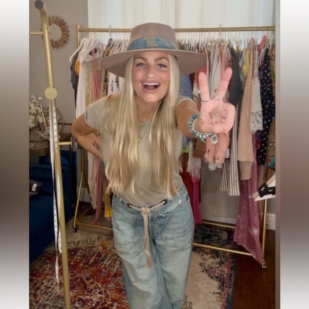 VAN_SOLEIL IS LIVE 💛✌🏽💛 LIKE TO BE NOTIFIED 🥳🥳🥳 - Picture 7 of 17